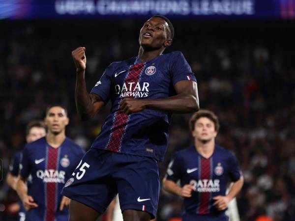 Nudo Mendes del Paris Saint Germain celebra tras marcar un gol durante la liga UEFA Champions League.