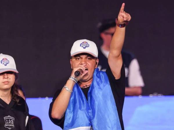 El freestyler hondureño Androide dejó una destacada participación en la Final Internacional de Red Bull Batalla 2026, celebrada en Santiago de Chile, donde se enfrentó a algunos de los mejores exponentes del rap improvisado en español.