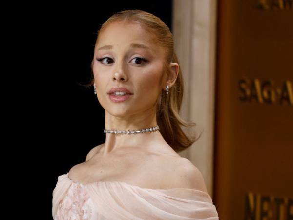 La cantante Ariana Grande posa en la alfombra de la edición 31 de los Screen Actors Guild Awards, en una fotografía de archivo.