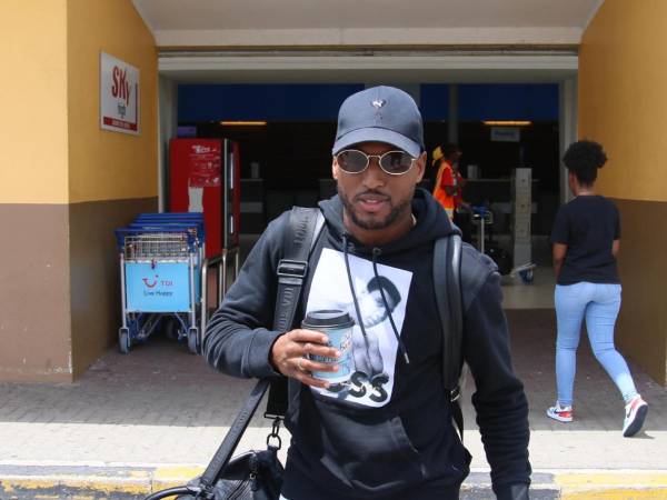 Fafà Picault al momento de llegar al Aeropuerto de Curazao, es uno de los delanteros de la selección de Haití.