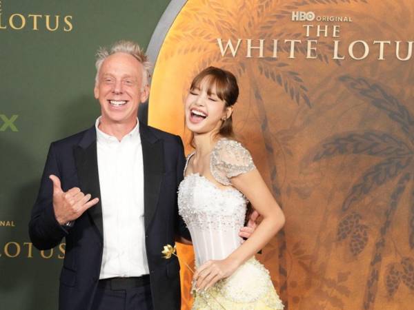 El director estadounidense Mike White (izquierda) y la cantante tailandesa Lalisa Manobal (derecha) durante la presentación de la pasada temporada de la serie de HBO The White Lotus.