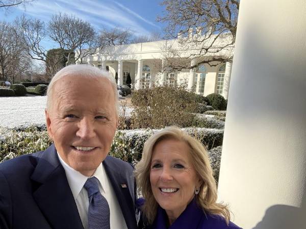 Biden y su esposa, Jill, compartieron una selfi antes de abandonar la Casa Blanca este lunes.