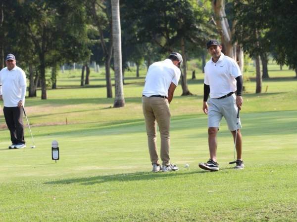 Un grupo de golfistas se prepara para el torneo a beneficio del hospital San Juan de Dios.