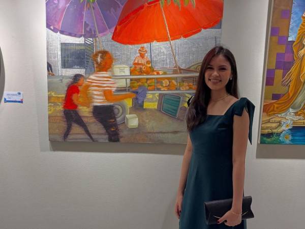 La artista Ninfa Espinoza junto a una de sus obras en el Salón Nacional de Arte 2025 del Centro Cultural Sampedrano.