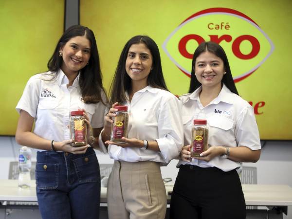 El equipo ejecutivo de Café Oro, compartiendo la emoción de unir a los hondureños con esta innovadora iniciativa.