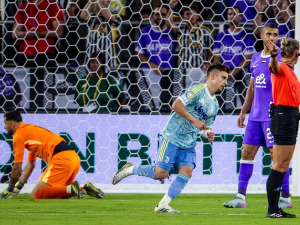 Francisco Conceicao, aliado de Cristiano Ronaldo en la selección de Portugal, fue la figura al marcar un doblete en la goleada de la Juventus.