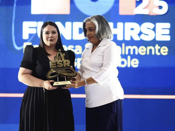 Representante de Banco Promerica reciben el Sello de Empresa Socialmente Responsable 2025 de Fundahrse, un reconocimiento a su liderazgo en sostenibilidad y compromiso con Honduras.