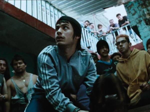 Protagonizada por Gael García Bernal, Emilio Echevarría y Goya Toledo, Amores Perros fue estrenada en el año 2000.
