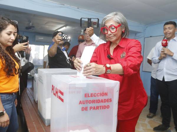Maribel Espinoza ejerce el sufragio en El Progreso, Yoro.
