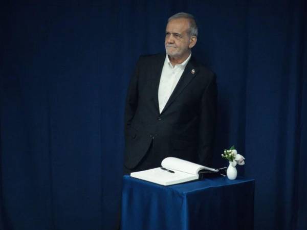 El presidente de Irán, Masoud Pezeshkian, firma el libro de visitas durante el debate general del 81.º periodo de sesiones de la Asamblea General de las Naciones Unidas.