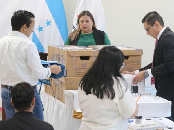 Smartmatic, cuestionada por irregularidades en otros países, fue la primera empresa en presentar este jueves su oferta para administrar el sistema Trep.