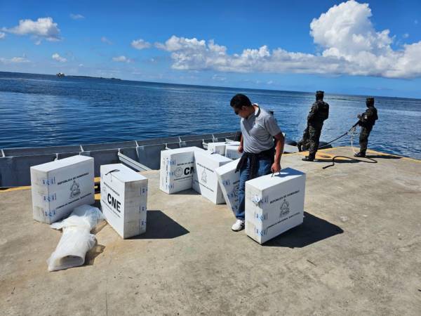 Guanaja se prepara para una jornada decisiva tras meses de incertidumbre política. Con la llegada oficial de las maletas electorales a los principales centros de acopio de la paradisíaca isla.