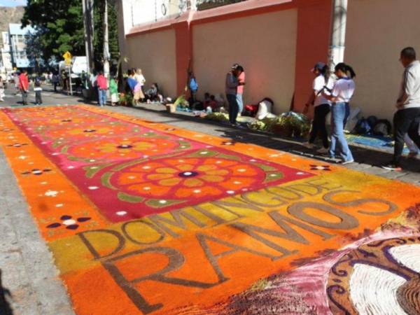 La alfombra que se instalará en la avenida Cervantes tendrá 14 colores y requerirá alrededor de 1,200 quintales de aserrín.