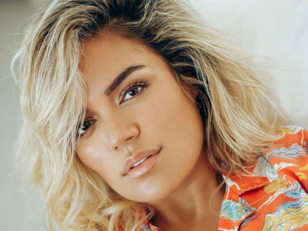 La cantante colombiana Karol G anunció para mañana el lanzamiento de su álbum: 'No me arrepiento de sentir tanto'.