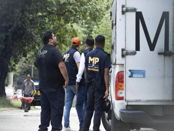 Integrantes del Ministerio Publico de Seguridad de Guatemala vigilan los alrededores del Centro de Detención Preventivo de la zona 18 este martes, en Ciudad de Guatemala (Guatemala). EFE