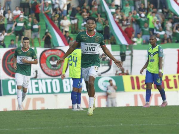 Alexy Vega, jugador del Marathón, celebrando su gol ante el Olancho FC.