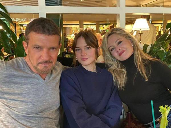 Antonio Banderas y Melanie Griffith posan con su hija Stella del Carmen (centro).