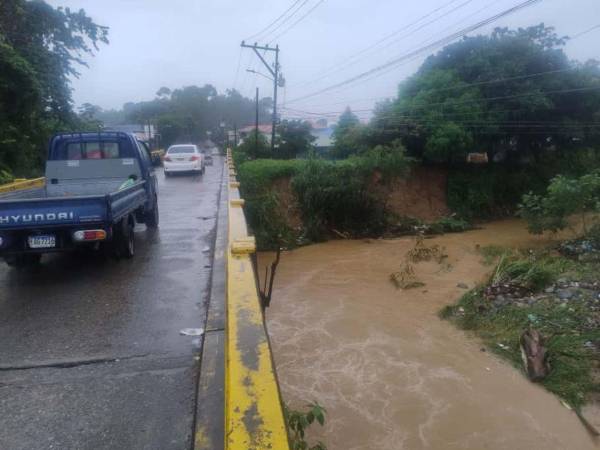 En La Ceiba, la quebrada de Adán estuvo a punto de cobrar la vida de una familia que fue arrastrada junto con su vehículo por la corriente.