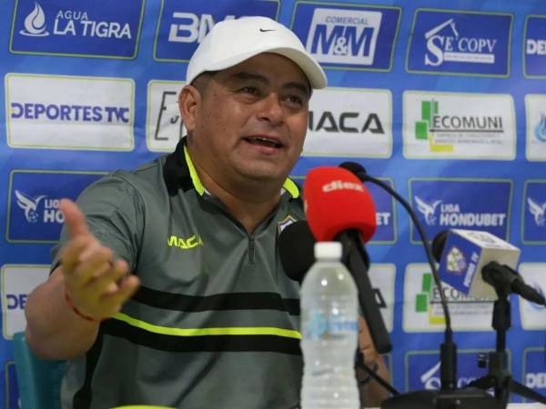 Reynaldo Tilguath dando una conferencia de prensa.