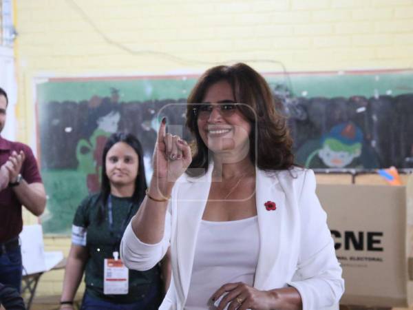 Rixi Moncada, candidata del Partido Libertad y Refundación (Libre), fue la primera candidata a la presidencia en ejercer su voto este 30 de noviembre. La candidata del oficialismo ejerció el sufragio en el centro básico Centroamérica, ubicado en la residencial Centroamérica.