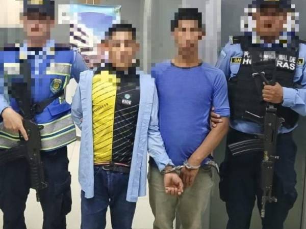 Custodiados por agentes en instalaciones policiales de Comayagua previo a ser remitido su caso al Ministerio Público.