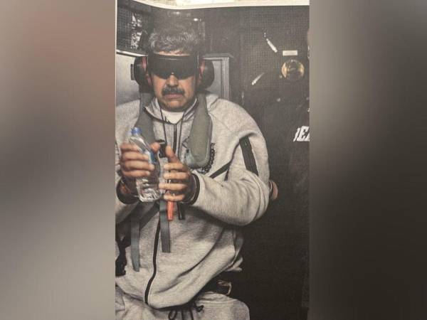 La primera foto de Nicolás Maduro tras ser capturado por Estados Unidos