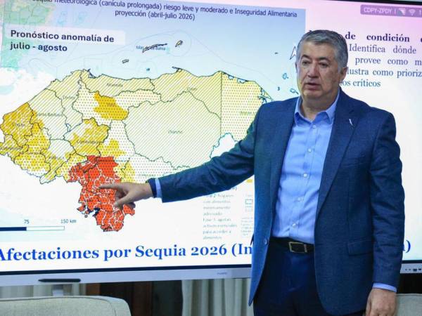 Gobierno de Honduras y la Organización de las Naciones Unidas para la Alimentación y la Agricultura (FAO) avanzan en una agenda conjunta orientada a fortalecer la seguridad alimentaria. En la foto el secretario de la Presidencia, Juan Carlos García mostrando el mapa de las afectaciones por la sequía.