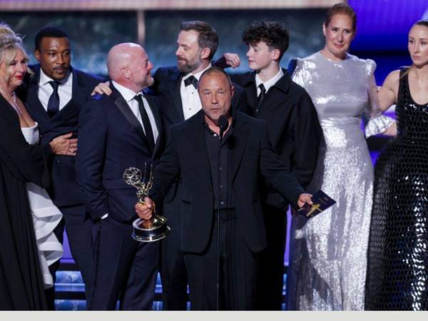 Stephen Graham (c) junto con el resto del reparto de Adolecense recoge el Emmy a la mejor miniserie durante la ceremonia de entrega de los Emmy celebrada en Los Ángeles, California, Estados Unidos.