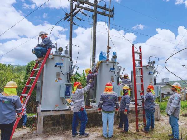Empleados de la Empresa Nacional de Energía Eléctrica (ENEE), realizando labores