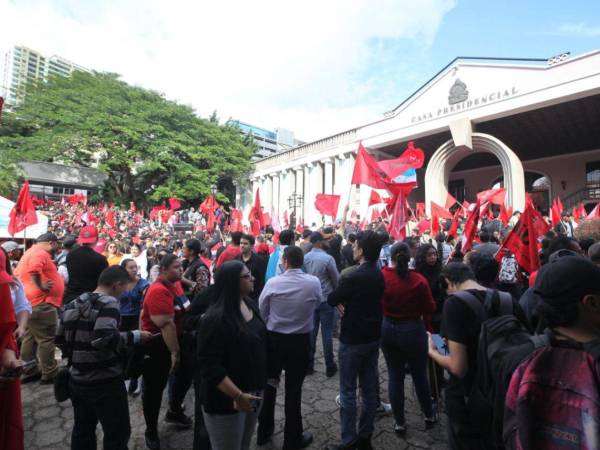 Decenas de militantes de Libre llegaron esta tarde a Casa Presidencial.