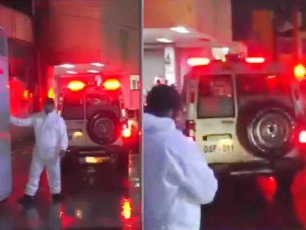Los aficionados heridos del Olimpia fueron trasladados en una ambulancia.