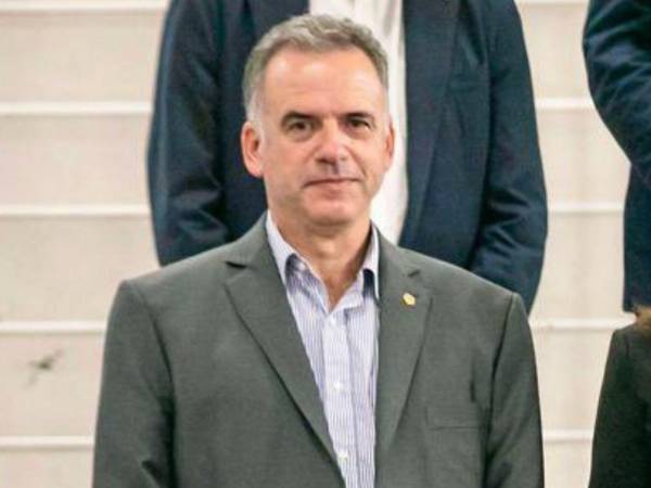 Rixi Moncada recibió al presidente de Uruguay, Yamandú Orsi, en su arribo a territorio hondureño.