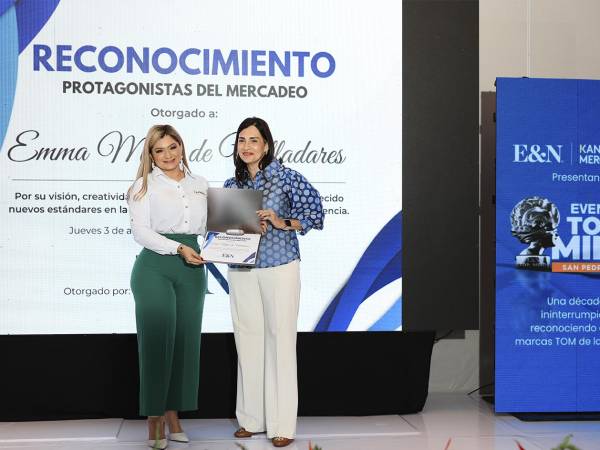 Emma Mejía de Valladares, líder de mercadeo de UTH, recibe el premio Protagonista del Mercadeo en el Top of Mind 2025. Un reconocimiento a su visión innovadora y al impacto educativo de la institución.