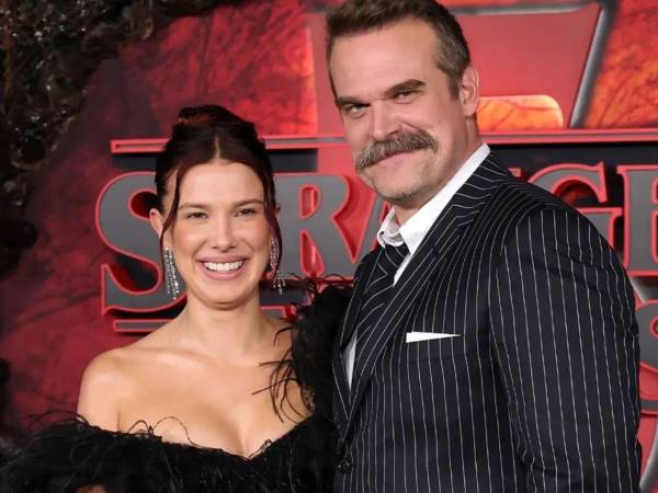 Bobby Brown y David Harbour demostraron en la premier que su buen conexión sigue intacta.