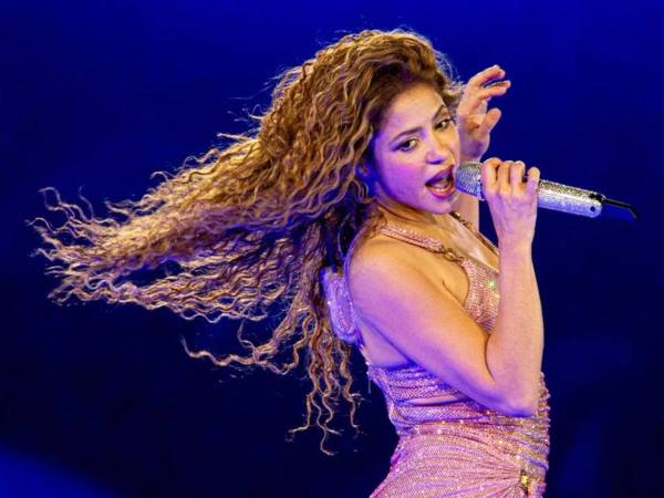 Shakira ha consolidado su estatus como un fenómeno global al romper hitos históricos tanto en la industria digital como en los escenarios en vivo.