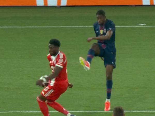 El balón impactó en la mano de Davies, aunque un sector señala que primero le pegó en su cuerpo.