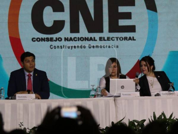 Pleno de consejeros del CNE el domingo 30 de noviembre en conferencia de prensa.