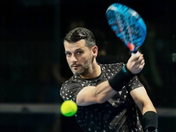 El comunicador hondureño Samy Mustaklem sufrió anoche un aparatoso accidente mientras jugaba pádel con un grupo de amigos, lo que obligó a trasladarlo de inmediato a un hospital. El incidente ocurrió durante un partido amistoso, cuando un golpe accidental de un compañero impactó directamente en su frente.