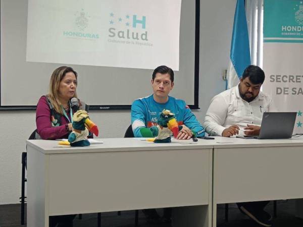 Xiomara Erazo, jefa del Programa Ampliado de Inmunizaciones; Brian Erazo, viceministro de Salud; y Gilberto Ramírez, jefe de la Región Sanitaria de Distrito Central, lanzaron la campaña de vacunación.