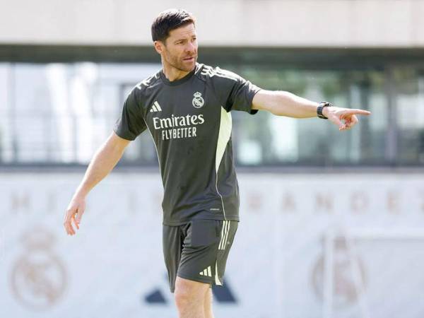 Xabi Alonso dirigiendo al Madrid.