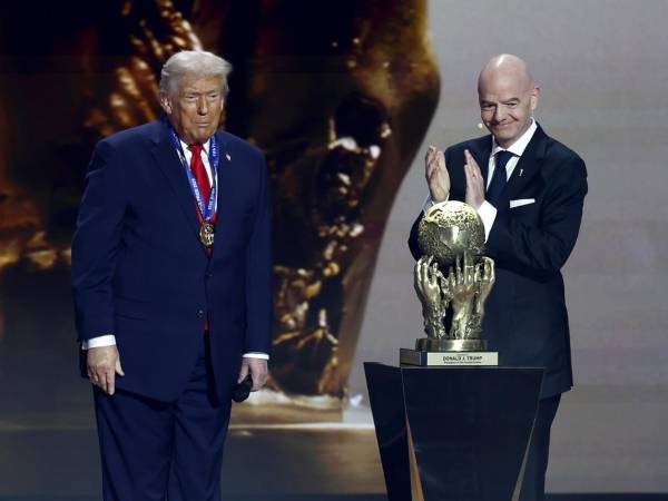 Gianni Infantino, presidente de la FIFA, entregó el premio a Donald Trump.