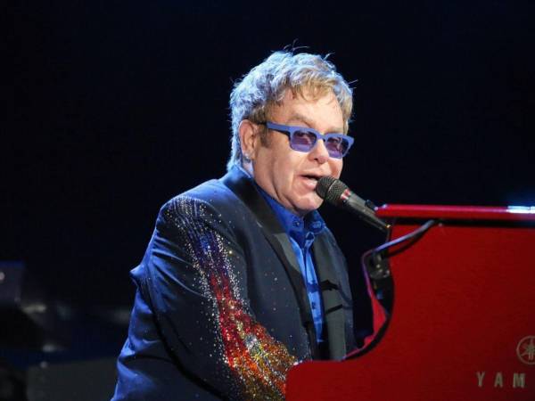 El legendario músico británico Elton John atraviesa una de las etapas más complejas de su vida debido a una serie de problemas de salud que lo han mantenido alejado de los escenarios. Sin embargo, su esposo, David Furnish, asegura que el artista conserva el ánimo y mantiene una actitud positiva.