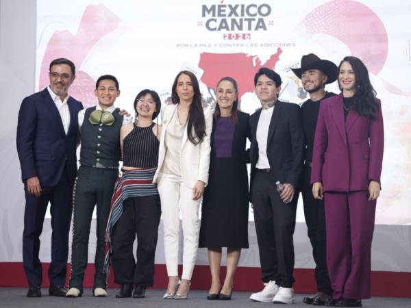 La presidenta de México Claudia Sheinbaum, el director de Consejo Mexicano de la Música, Miguel Ángel Trujillo, la cantautora mexicana Majo Aguilar, el cantante mexicano Junior H y la secretaria de Cultura, Claudia Curiel de Icaza posan este lunes, al final de una rueda de prensa en el Palacio Nacional de la Ciudad de México (México).