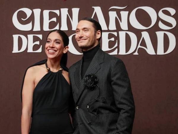 Imagen de archivo del actor colombiano Claudio Cataño junto a su novia, la actriz María del Rosario Barreto durante la presentación de ‘Cien años de soledad’ en Bogotá (Colombia).