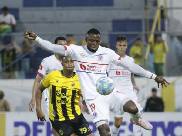 Yustin Arboleda en labores defensivas despeja el balón.