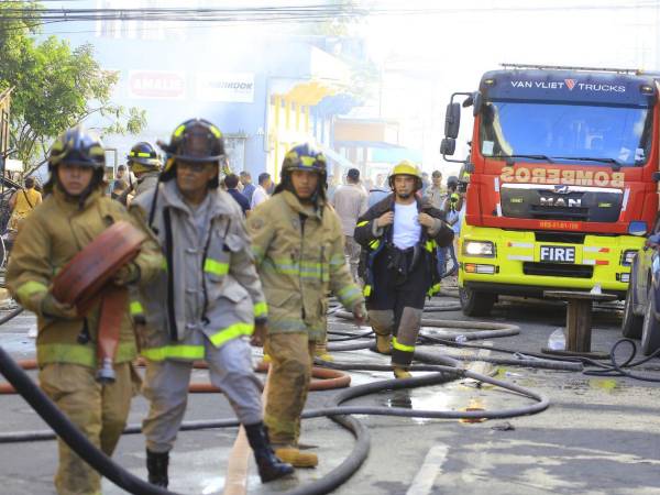 El siniestro no solo destruyó la ferretería, sino que también se propagó a un negocio contiguo dedicado a la venta de repuestos..