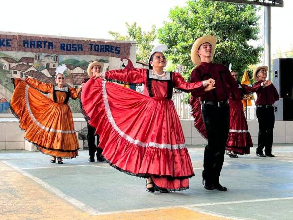 Esta fue la edición número 37 del Gran Pereke; una celebración anual. En la fotografía aparecen los integrantes del Ballet Folklórico Ópalo de Honduras.