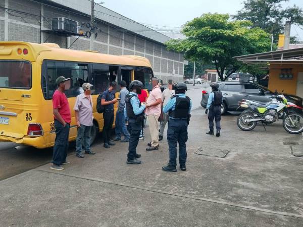 Agentes de la Unidad de Seguridad al Transporte Urbano realizan revisiones de identificación a pasajeros del transporte público en San Pedro Sula, como parte de los operativos preventivos ejecutados este viernes.