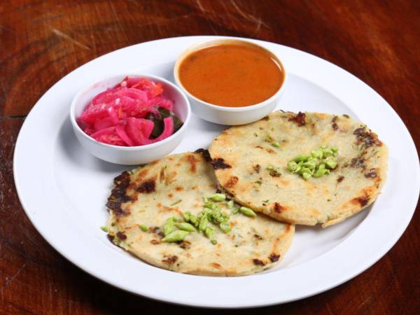 Pupusas de quesillo y loroco.