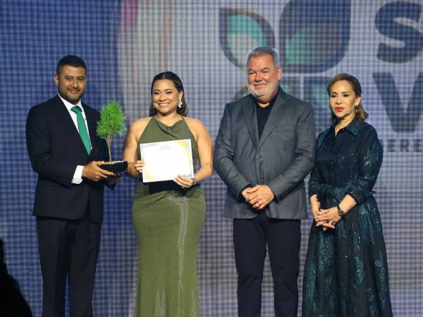 En una velada elegante realizada en la Plaza de las Banderas de San Pedro Sula, el alcalde sampedrano Roberto Contreras entregó una serie de reconocimientos a empresas amigables con el medio ambiente.